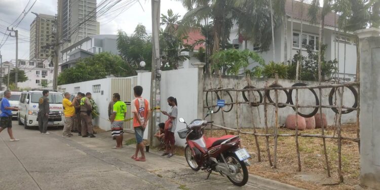 นนทบุรี สลด! อดีตข้าราชการบำนาญป่วยซึมเศร้า ติดพนันหนี้รุมเร้า เครียดคว้าปืนขนาด .38 ลั่นขมับจบชีวิตคาสวนบ้าน