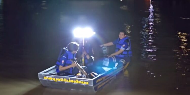 นนทบุรี ต่อข่าว สองผัวเมียกอดกันแน่น กระโดดสะพานพระราม 7 ดิ่งแม่น้ำเจ้าพระยา กู้ภัยเร่งค้นหานานกว่า 5 ชม. ยังไม่พบ