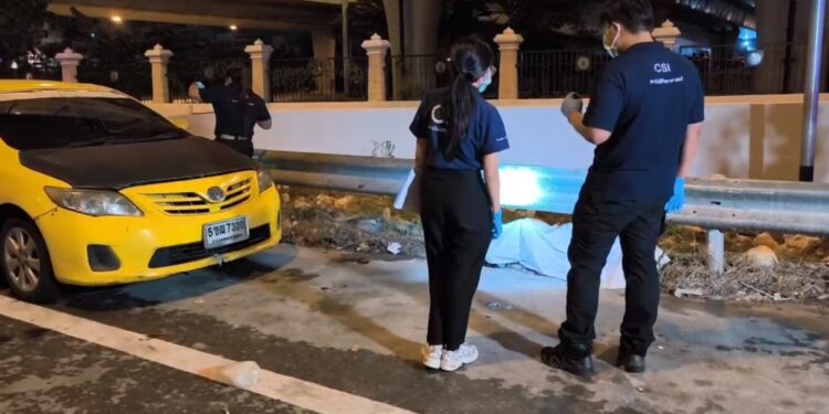 นนทบุรี ลุงวัย 65 ปี กระอักเลือด เดินลงจากรถแท็กซี่ ล้มฟุบนอนเสียชีวิตข้างทาง คาดเสียชีวิตด้วยโรคประจำตัว