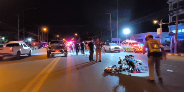 นนทบุรี ลุงวัย 63 ปี ขี่รถจยย.เฉี่ยวชนกับรถจยย. เสียหลักชนประสานงารถกระบะดับคาที่