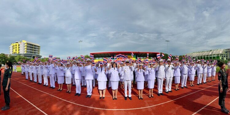 นครปฐม-อธิการบดีฯ มทร.รัตนโกสินทร์ นำผู้บริหาร นักศึกษา โบกธงชาติ ส่งกำลังใจทหาร ตำรวจ เจ้าหน้าที่ ชาวบ้านริมชายแดนไทย กัมพูชา