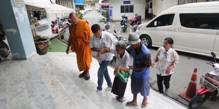 นครปฐม-รุดช่วยคุณยายนกแก้ว ไร้บัตร ไร้สิทธิ์ รักษาช้า ดวงตามืดหลวงพี่น้ำฝน พ้อเสียดายพบกันสายไป เร่งประสานรับสิทธิ์ประชาชน