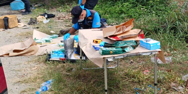 นครปฐม-สืบไล่ล่าพ่อค้ายารถพลิกคว่ำค้นรถเจอยาเคตามีน(ยาเค) 19 ถุงคนขับหนี