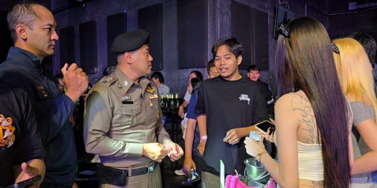 นนทบุรี ตำรวจ–ฝ่ายปกครอง บุกตรวจผับดังปากเกร็ด พบยาเคซุกถังน้ำแข็ง ผู้เสพปัสสาวะสีม่วง 16 ราย พร้อมอาวุธมีดหลายเล่ม