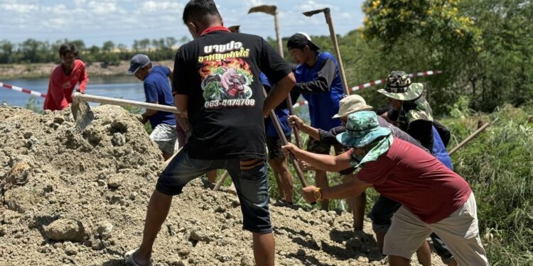 นครปฐม ชาวบ้านรอไม่ไหวระดมเงินเรี่ยไรตามบ้านซื้อดินถมทางเบี่ยงเพื่อสัญจรเข้าหมู่บ้าน