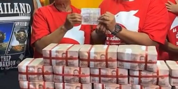 ปราจีนบุรี-(คืบหน้า)เริ่มโกลาหลครูสาวปราจีนฯ “ครูแก้ว” สุดเฮง รวยคนเดียว 18 ล้านญาติทางแม่สามี ให้โอนเงินให้แม่สะใภ้ให้หมด จะแบ่งครึ่งระหว่างครูสาวปราจีนฯกับแม่สะใภ้ไม่ได้