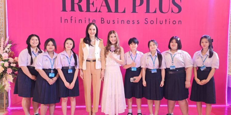 “ผู้บริหาร บจก.ไอเรียลพลัส” ให้การต้อนรับคณะอาจารย์ และนักเรียน-นักศึกษา สาขาวิชาการตลาด วิทยาลัยอาชีวศึกษานครปฐม เข้าเยี่ยมชมผลิตภัณฑ์อาหารเสริมและความงาม