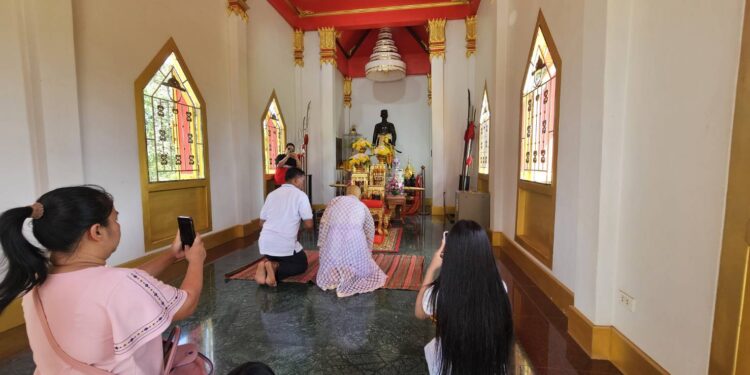 ปราจีนบุรี – คนไทยห่วงไทยไหว้ขอพรศาลสมเด็จพระนเรศวรมหาราชวอนให้ไทย-ทหารไทยมีชัยชนะเหนือละแวกเช่นอดีต