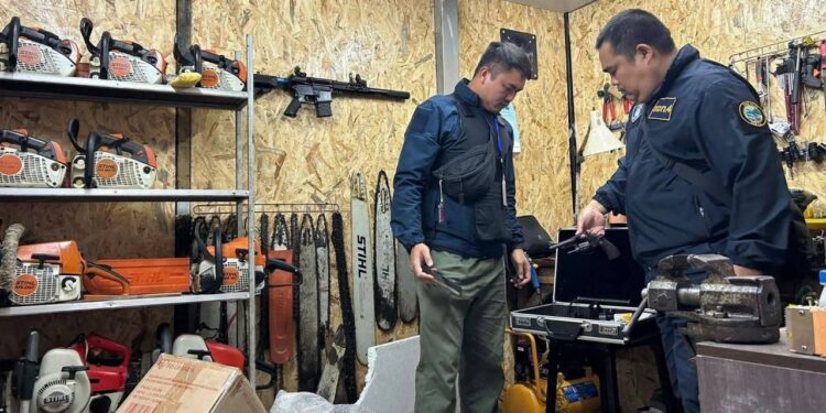 ตำรวจไซเบอร์รวบพ่อค้าลอบขายเลื่อยยนต์เถื่อนออนไลน์ ค้นบ้านเจอปืนไทยประดิษฐ์ประดับฝาบ้านอื้อ