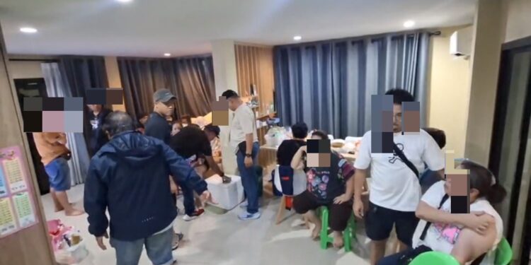 นนทบุรี คลิป ตร.บุกจับนักพนัน 29 คนลักลอบเล่นพนันไพ่เก้าเกในหมู่บ้านดัง ของกลางเพียบ