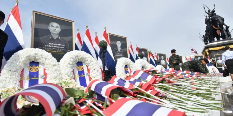 กองบัญชาการกองทัพไทย จัดพิธี “สดุดีวีรชนทหารกล้า 15 นาย อาลัยประชาชนผู้บริสุทธิ์”
