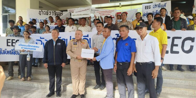 กลุ่มชาวปราจีนบุรี ต้องการ EEC กว่า 200 คน บุกยื่นข้อเรียกร้องผู้ว่าฯ หนุนเข้าร่วม EEC เป็นจังหวัดที่ 4