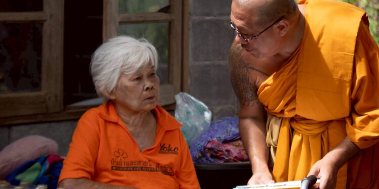 หลวงพี่น้ำฝน และคณะศิษย์ มอบเตียงผู้ป่วยช่วยตัวเองไม่ได้ 6 ราย