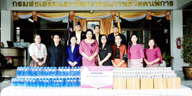 รองเกียรติ” พร้อมคณะฯ ร่วมมอบน้ำดื่มและสิ่งของแก่คนพิการ