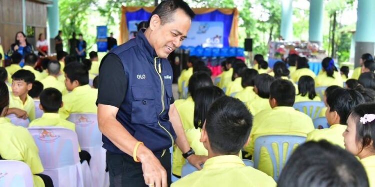 ร้อยตำรวจโท ดร.มนัส โนนุช ประธานสภาสังคมสงเคราะห์แห่งประเทศไทยฯ ประธานมูลนิธิมิราเคิล ออฟไลฟ์ และกรรมการบริหารสลากกินแบ่งรัฐบาล