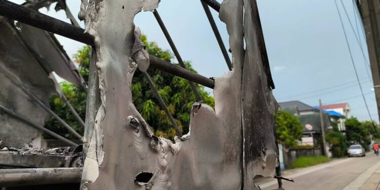 นนทบุรี คลิป ระทึก เพลิงไหม้รถกระบะขนส่งพัสดุวอดทั้งคัน คนขับบาดเจ็บวิ่งหนีตาย