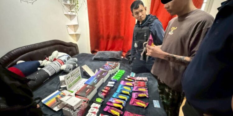 กองสืบ3นครบาลจับ “ป๊อด ธัญบุรี” ลักลอบขายบุหรี่ไฟฟ้า ส่งผ่านทางออนไลน์