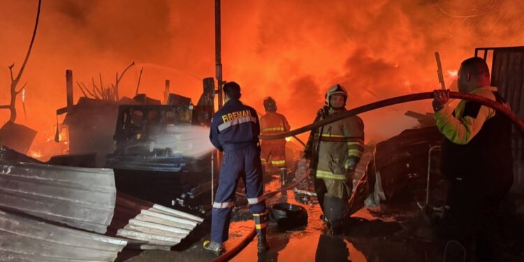 ปทุมธานี ไฟไหม้ร้านรับซื้อของเก่าขยะรีไซเคิลวอดเสียหมด