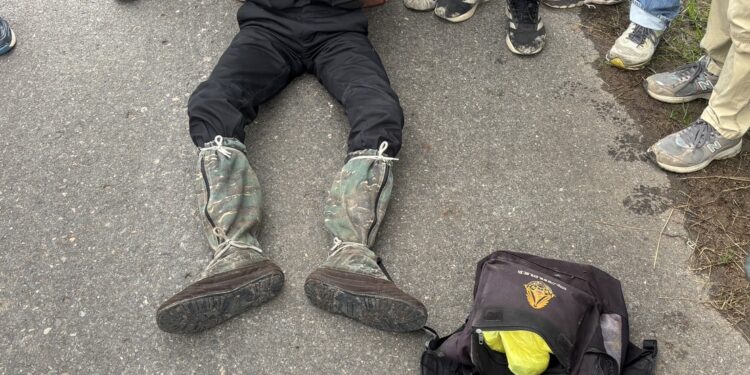 ปราจีนบุรี – 2 หนุ่มใหญ่คนเลี้ยงควายทะเลาะวิวาทใช้อาวุธมีดแทงกันไส้ไหลตายอนาถ! หลังเกิดเหตุ ตร.ตามจับได้ภายใน 2-3 ชม.ขณะคนร้ายกำลังหลบหนี