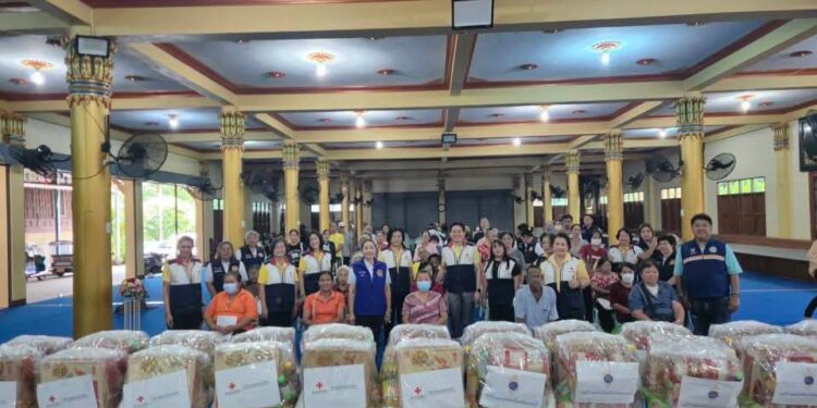 เราช่วยกาชาด กาชาดช่วยเรา         กิ่งกาชาดอำเภอปากเกร็ด มอบถุงยังชีพ พร้อมเงินสด ในพื้นที่อำเภอปากเกร็ด 7 ตำบล รวม 480 ราย
