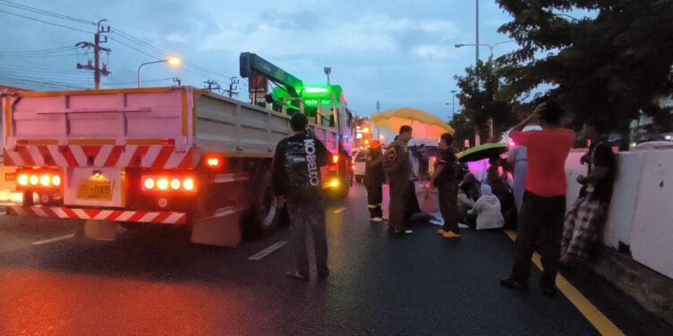 นนทบุรี กล้องหน้ารถ สลด สามแม่ลูกขี่จยย.เสียหลักล้ม ด.ช.วัย 3 ขวบ 10 เดือน ถูกรถเฮี๊ยบ 10 ล้อทับดับศีรษะดับ