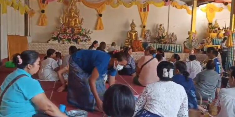 สกลนคร สืบสานบุญข้าวสากประเพณีโบราณอยู่คู่ชาวพุทธ