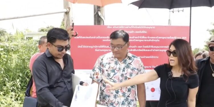 สาวร้องสื่อถูกยืดที่ดินทำเป็นถนนสาธารณะเข้าหมู่บ้านด้วยกระดาษเอ4 เพียงฉบับเดียว