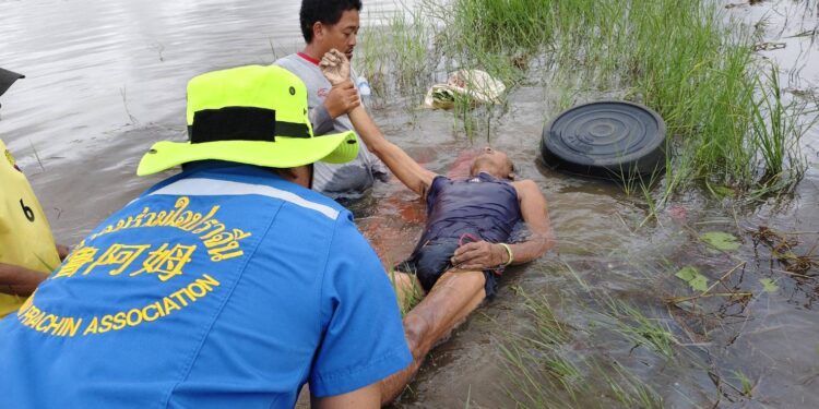ปราจีนบุรี–ระวังภัย! น้ำเอ่อท่วมนา-ข้างคลองหนุ่มใหญ่หาปลาป่วยความดันสูงวูบดับ