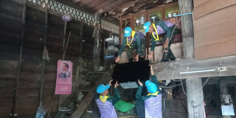 ปราจีนบุรี – ระวังภัย! ปภ.แจ้งเตือนน้ำล้นตลิ่งท่วมชุมชนตลาดเก่า พบทหารบูรพาพยัคฆ์เร่งขนของหนีน้ำช่วยชาวบ้านขึ้นชั้น 2