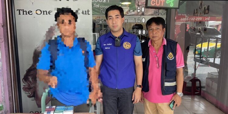 สืบเนื่องจากอำเภอปากเกร็ด ได้รับเรื่องร้องเรียน กรณีร้านจำหน่ายสินค้าต้องสงสัยบริเวณหน้าร้านเสริมสวย ต้นซอยวัดกู้ มีลักษณะนำกล่องทิชชู่มาวางปกปิดสินค้าต้องสงสัยที่จำหน่ายไว้ จึงประสงค์ให้อำเภอเข้าตรวจสอบ