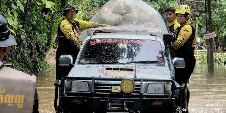 “มูลนิธิร่วมกตัญญู โดย ดร. รัตนาสมสกุลรุ่งเรือง ประธาน นายสมศักดิ์ ปาลวัฒน์ ผู้จัดการ มอมหมายให้ พี่ บิณฑ์ บรรลือฤทธ์,นคร38,จนท.และอาสาสมัคร,พร้อมเรือกู้ภัย,รถกู้ภัยยก
