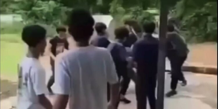 ปราจีนบุรี – ระวังภัย! คลิปนักศึกษานัดรวมพลตีกันหลังเลิกเรียน