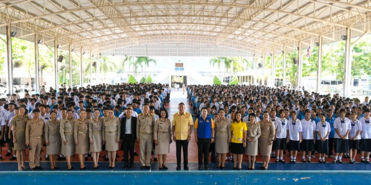 ผู้ว่าฯชลบุรีเปิดกิจกรรม “ผู้ว่าฯมาหาน้อง”เสริมสร้างศักยภาพเยาวชน ที่อำเภอบ่อทอง