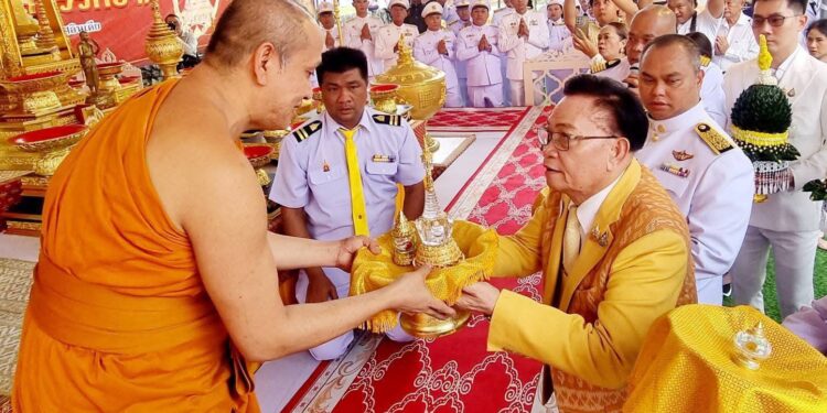 ดร.มหานิยม ประธานพิธีอัญเชิญพระบรมสารีริกธาตุ จากพุทธคยา อินเดีย มาประดิษฐานชั่วคราว วัดกระทู้ ภูเก็ต