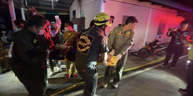 ปทุมธานี เขยโหดแอบคุยน้องเมียวัย13ปีถูกจับได้ญาติและเมียนัดเคลียร์ไม่พอใจขับรถพ่วงบุกยิงแม่ยายดับ 1 เจ็บ 3 ราย ก่อนยิงตัวเองดับคารถสิบล้อ