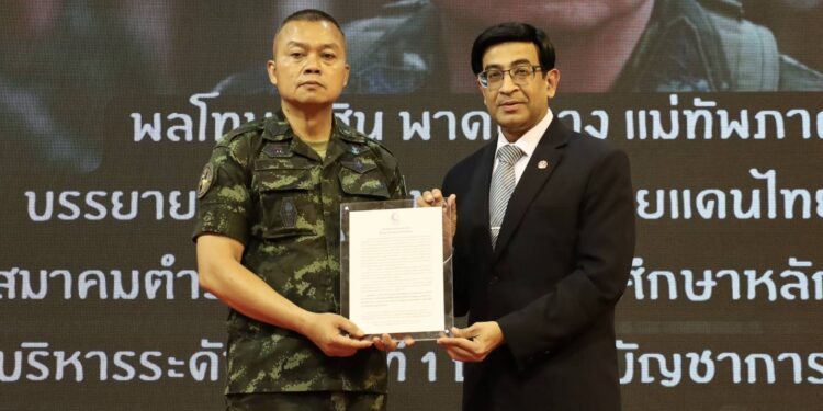 หมอเดว อ่านสาส์น สดุดียกย่องทหารหาญแนวหน้าทุกท่าน ต่อท่านแม่ทัพภาค 2 และมอบเข็มคุณธรรมให้ท่านแม่ทัพภาค 2