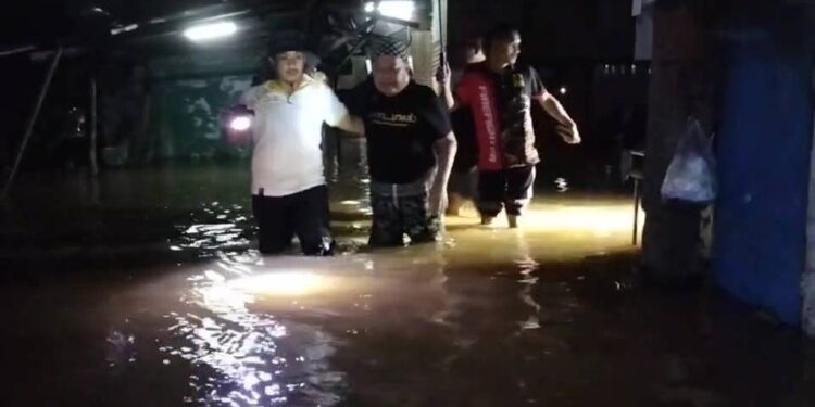 นนทบุรี ฝนตก-น้ำทะเลหนุนทำชุมชนชาวอิสลามท่าอิฐน้ำท่วมหนัก นายกอบต.ลงพื้นที่ช่วยขนย้ายข้าวของ