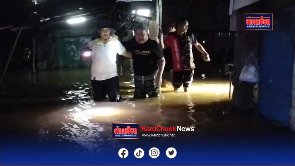 นนทบุรี ฝนตก-น้ำทะเลหนุนทำชุมชนชาวอิสลามท่าอิฐน้ำท่วมหนัก นายกอบต.ลงพื้นที่ช่วยขนย้ายข้าวของ