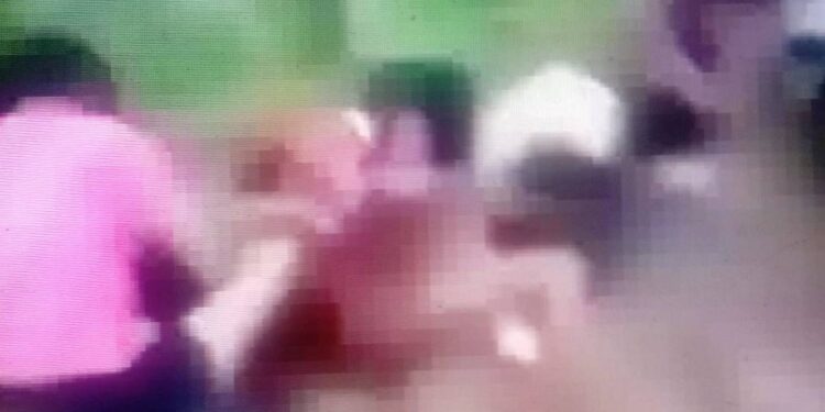 ปราจีนบุรี-แชร์สนั่นโซเชี่ยลนักเรียนหญิงยกพวกตีกัน…ศึกปราจีนฯแปดริ้ว ……ปมเหตุเด็กวัยรุ่นหญิง 2 กลุ่ม กลุ่มหนึ่งกำลังเรียนอยู่ระดับ ม.3 ที่บ้านคลอง 12 ต.วังท่าช้าง อ.กบินทร์บุรี จ.ปราจีนบุรี อีกกลุ่มเป็น นักเรียนหญิงระดับชั้นเดียวกันอยู่คนละโรงเรียนที่ทางบ้านนายาว อ.สนามชัยเขต จ.ฉะเชิงเทรา หรือแปดริ้ว อยู่ห่างกันประมาณ 12 กม. หญิงวัยรุ่นทั้งคู่มีแฟนหนุ่มคนเดียวกัน และหึงหวงจนนัดตบตีกันเป็นข่าวครกโครมผ่านโซเชี่ยลยอดดูยอดแชร์ถล่มทลายในขณะนี้ ในเบื้องต้นทางผู้ปกครอง-ผู้ใหญ่ของทั้ง 2 ฝ่ายต่างวิ่งเคลียร์ให้จบคดีความ