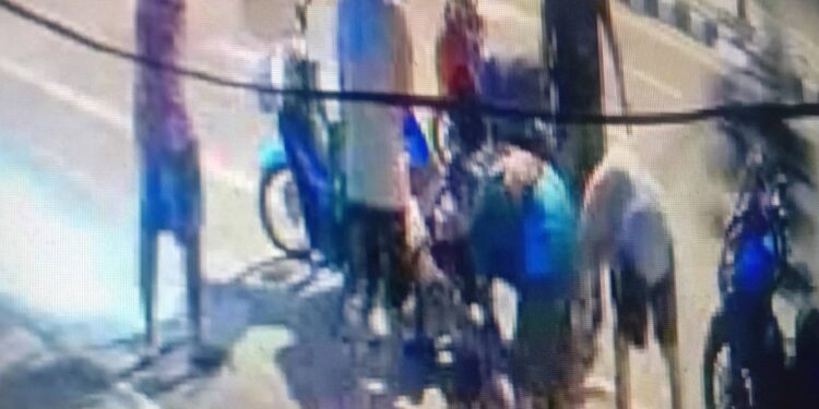 ปราจีนบุรี – คลิป 2 กลุ่มวัยรุ่น 5 คนรุมกระทืบอีกฝ่าย 1 คนมีปืนพกต่อมามีรถกระบะกู้ภัยฯพุ่งชน ผกก.สภ.ศรีมหาโพธิ ……ระบุต่างเป็นกู้ภัยฯดังขัดแย้งเรื่องช่วยเหลือคนบาดเจ็บ พรุ่งนี้นัดฝ่ายบริหารกู้ภัยฯทั้ง 2 ฝ่ายมาเคลียร์ตกลงพื้นที่หรือแนวทางการทำงานให้ชัดเจน