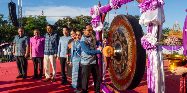 สกลนคร สาวพื้นเมืองสกลนับหมื่นชีวิต 18 อำเภอรำบวงสรวงงานแห่ปราสาทผึ้ง 2568