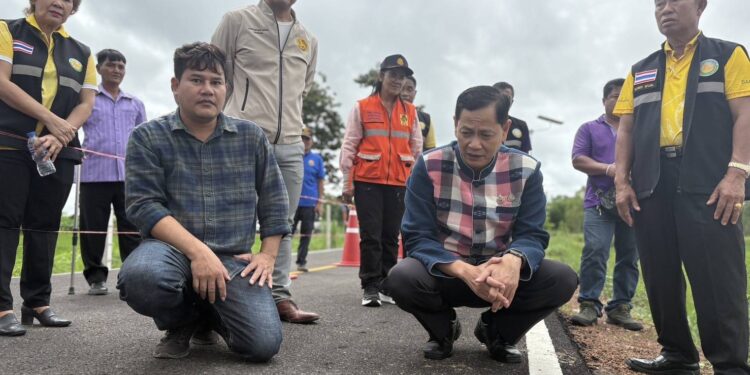 อำนาจเจริญ ฝนตกสะสมส่งผลให้ถนนที่จังหวัดอำนาจเจริญทรุดตัวยาวกว่า 10 เมตร