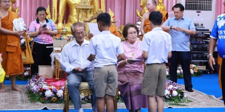 ผู้ว่าฯ ชลบุรีนำทีมทำบุญใหญ่!ฉลองอายุวัฒนมงคล 61 ปี”พระเทพวชิรปัญญาภรณ์” พร้อมมอบทุนการศึกษา 462 ทุน ณ วัดชัยมงคล พัทยา