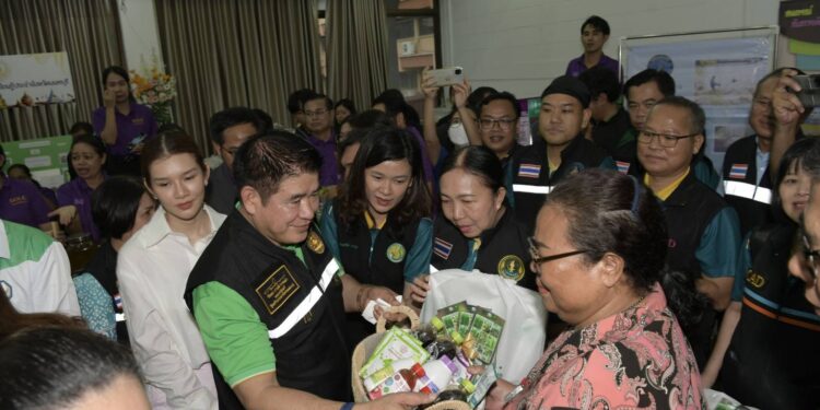 รองนายกฯและ รมว.เกษตรฯลงพื้นที่จังหวัดนนทบุรี รับฟังปัญหาการศึกษา–เกษตร พร้อมมอบถุงยังชีพแก่ประชาชนกลุ่มเปราะบาง
