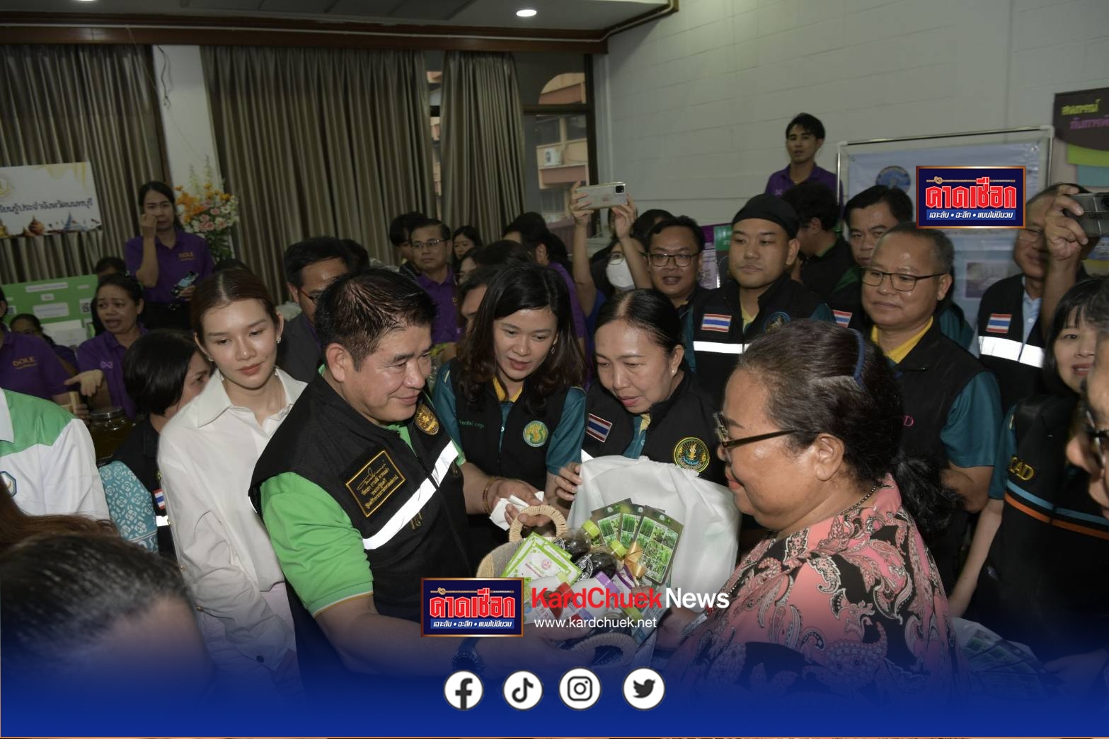 รองนายกฯและ รมว.เกษตรฯลงพื้นที่จังหวัดนนทบุรี รับฟังปัญหาการศึกษา–เกษตร พร้อมมอบถุงยังชีพแก่ประชาชนกลุ่มเปราะบาง
