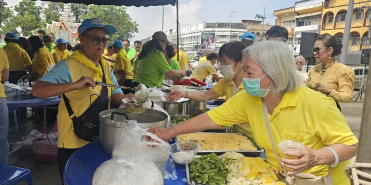 ปราจีนบุรี-พสกนิกรคนปราจีนบุรีปกป้องสถาบันแต่งกายเสื้อเหลืองพรึ่บ!……