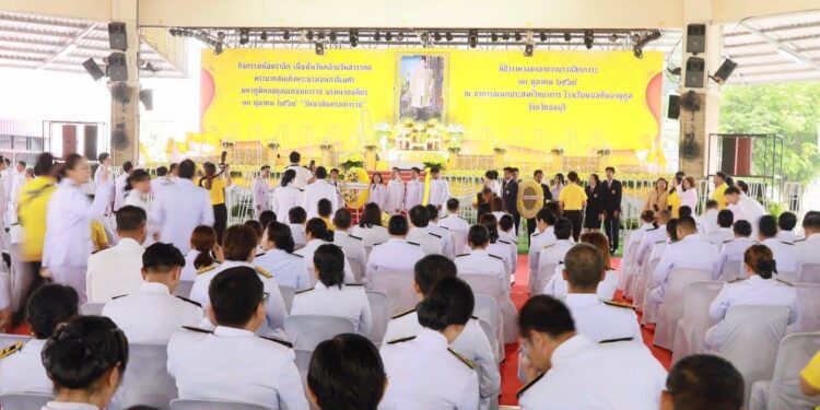 ชลบุรีจัดพิธีวางพวงมาลาถวายราชสักการะเนื่องในวันนวมินทรมหาราชที่อาคารอเนกประสงค์ โรงเรียนชลกันยานุกูลอำเภอเมืองชลบุรีจังหวัด