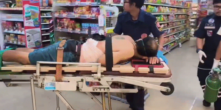 วัยรุ่น 3 คน ถูกกลุ่มชายวัยกลางคน ขับขี่รถจยย.ย้อนศร มีปากเสียงก่อนไล่ฟันเจ็บ วัยรุ่นแทงสวน มีดปักกลางหลัง ปาระเบิดเดือด