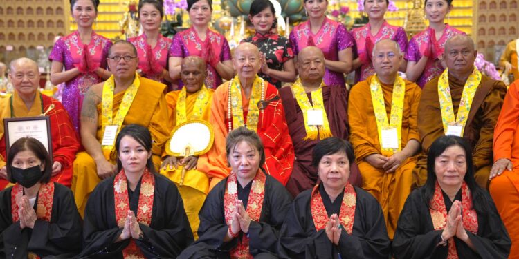 หลวงพี่น้ำฝน ผู้รักษาการแทนเจ้าอาวาส วัดไผ่ล้อมพระอารามหลวง จังหวัดนครปฐม, คณะสงฆ์ไทยและนานาชาติ สานสัมพันธ์ วัดกว๋านย่วนตี้จ้าง เมืองไถ้จง ประเทศไต้หวัน เปิดสักการะพระบรมสารีริกธาตุ