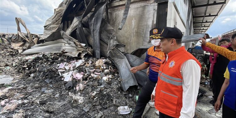 ปทุมธานี ผู้ว่าฯปทุมตรวจเพลิงไหม้โกดังสินค้าออนไลน์วอด 6 หลังกั้นพื้นที่หวั่นโครงถล่ม
